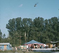 Hubschrauber ber dem Kirchenzelt