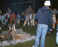 Lagerfeuer mit Akkordeon