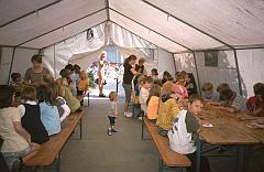 Kinderstunde im weien Zelt