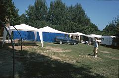 Gelnde mit Wohnwagen der Campingkirche