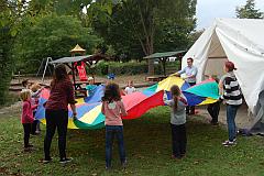 Kinderstunde Fallschirm spielen