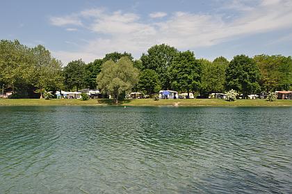 Campingplatz mit Kirchenzelt