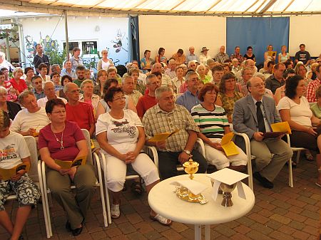 Camper und Gemeindemitglieder im Gottesdienst