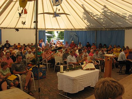 die Camping-Gemeinde singt mit