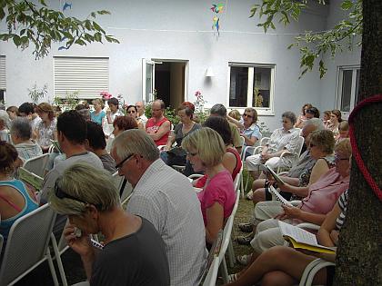 Gottesdienst im Schatten