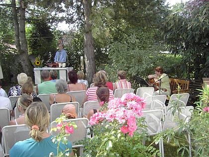 Gottesdienst im Schatten