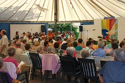 Volles Kirchenzelt