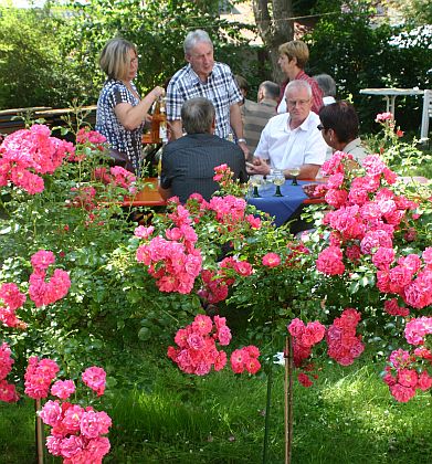 Gesprch im Innenhof