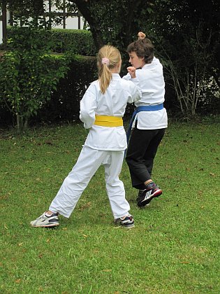 Karate Kids bei der Campingkirche