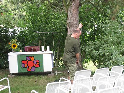 Gottesdienst im Schatten