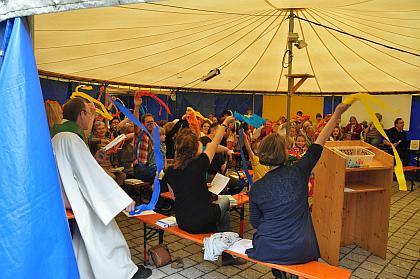 Familiengottesdienst der Gemeinde - Lesung mit allen Sinnen