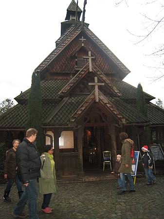 Besucher vor derStabkirche